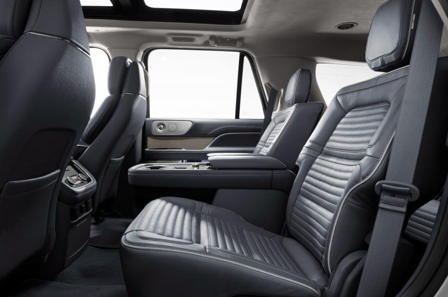 Интерьер Lincoln Navigator Black Label 2017 года  (фото 6 из 52)